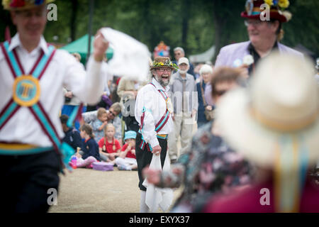 Buxton, Großbritannien. 18. Juli 2015. Chris Bull/ALAMY. BUXTON, England. Sonntag, 18. Juli 15 Buxton Wochentag Tanzwettbewerb. Die jährlich stattfindende Wettbewerb füllt die Straßen von Buxton mit Musik und Morris Tanz. Bildnachweis: Chris Bull/Alamy Live-Nachrichten Stockfoto