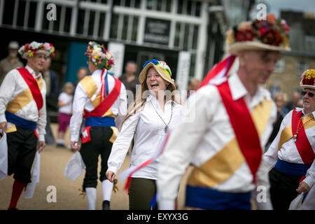 Buxton, Großbritannien. 18. Juli 2015. Buxton Wochentag Tanzwettbewerb. Die jährlich stattfindende Wettbewerb füllt die Straßen von Buxton mit Musik und Morris Tanz. Die Manchester Morris Männer wählen Sie eine Dame aus der Menge, in der Tanz anzuschließen. Bildnachweis: Chris Bull/Alamy Live-Nachrichten Stockfoto