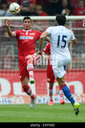 Berlin, Deutschland. 18. Juli 2015. Berlins Damir Kreilach (L) und des Palastes Mile Jedinak vie für der Ball bei einem Testspiel zwischen deutschen zweite Liga Fußballclub 1. FC Union Berlin und der englischen Premier League Fussball Club Crystal Palace in Berlin, Deutschland, 18. Juli 2015. Foto: Soeren Stache/Dpa/Alamy Live News Stockfoto