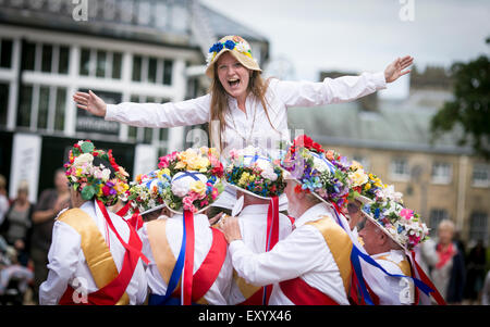 Buxton, Großbritannien. 18. Juli 2015. Buxton Wochentag Tanzwettbewerb. Die jährlich stattfindende Wettbewerb füllt die Straßen von Buxton mit Musik und Morris Tanz. Die Manchester Morris Männer wählen Sie eine Dame aus der Menge, in der Tanz anzuschließen. Bildnachweis: Chris Bull/Alamy Live-Nachrichten Stockfoto