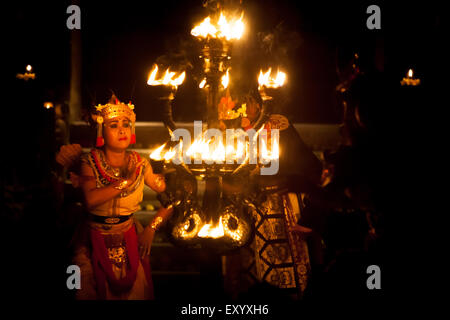 Eine Tänzerin während der kecak- und Feuertanz-Show in Ubud, Gianyar, Bali, Indonesien. Stockfoto