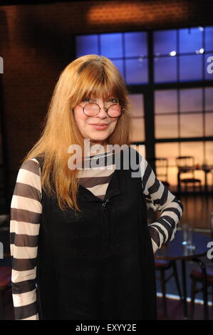 Sängerin Katja Ebstein auf der WDR-Talkshow "Koelner Treff" in Köln, 17. Juli 2015 erscheinen. Foto: Horst Galuschka - kein Draht-Dienst- Stockfoto