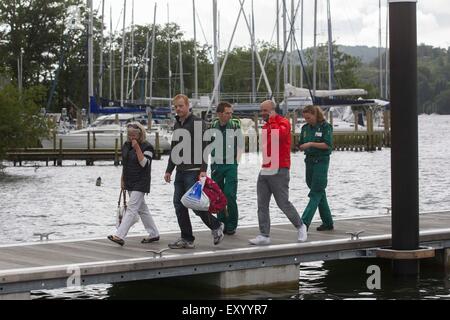 Lake Windermere Cumbria 18. Juli 2015 .de ca. 15:00 Notfall Dienste, wo ein Smokeing Kreuzer am Lake Windermere rief. Die Seen Warden Patrouille war rief & Begleitung der Feuerwehr warten auch wo zurück zur Fähre zur Untersuchung Nab Sanitäter. Es gibt keine Berichte über Verletzungen als die Feuer-Service-Investegate die Quelle des Rauches © Gordon Shoosmith/Alamy Live News Stockfoto