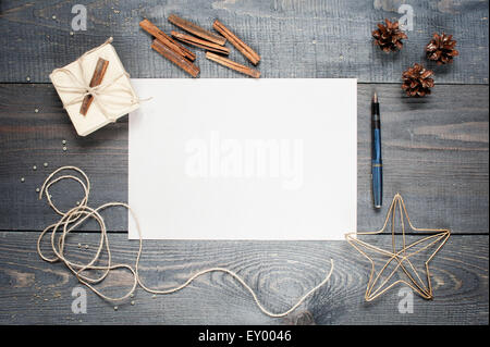 Leeres Blatt Papier mit Komposition auf dem dunklen Holztisch strukturierte Stockfoto