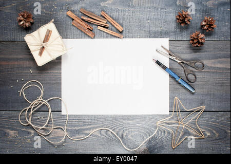 Leeres Blatt Papier mit Komposition auf dem dunklen Holztisch strukturierte Stockfoto