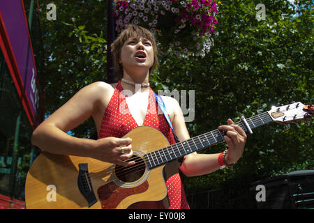 London, 18. Juli 2015. Regelmäßige Southbank Busker Emily Lee Lieder von ihr vor kurzem veröffentlichte EP '"Don t vergessen, Love" auf dem Bus Busking Bestandteil der Busk in London Festival soll die herausragende Talente von vielen der besten Straßenkünstler der Hauptstadt singt, darunter, Musiker, Zauberer, lebende Statuen Jongleure und Bands. Bildnachweis: Paul Davey/Alamy Live-Nachrichten Stockfoto