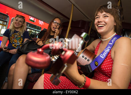 London, 18. Juli 2015. Regelmäßige Southbank Busker Emily Lee Lieder von ihr vor kurzem veröffentlichte EP '"Don t vergessen, Love" auf dem Bus Busking Bestandteil der Busk in London Festival soll die herausragende Talente von vielen der besten Straßenkünstler der Hauptstadt singt, darunter, Musiker, Zauberer, lebende Statuen Jongleure und Bands. Bildnachweis: Paul Davey/Alamy Live-Nachrichten Stockfoto