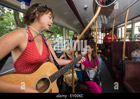 London, 18. Juli 2015. Regelmäßige Southbank Busker Emily Lee Lieder von ihr vor kurzem veröffentlichte EP '"Don t vergessen, Love" auf dem Bus Busking Bestandteil der Busk in London Festival soll die herausragende Talente von vielen der besten Straßenkünstler der Hauptstadt singt, darunter, Musiker, Zauberer, lebende Statuen Jongleure und Bands. Bildnachweis: Paul Davey/Alamy Live-Nachrichten Stockfoto