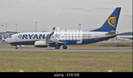 Ryanair Boeing 737 EI-Saint-symphorien-des-Bois am Flughafen London-Luton LTN Rollens Stockfoto