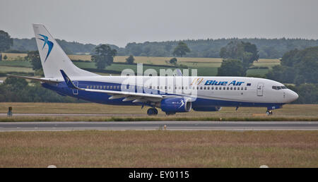 Blue Air Boeing 737-YR-Bmb am Flughafen London-Luton LTN Rollens Stockfoto