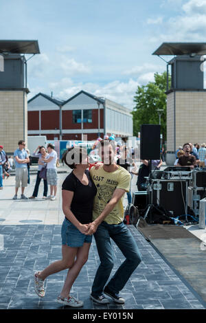 Bristol 18. Juli 2015 riesige Menschenmassen genießen das sonnige Wetter und Festlichkeiten im Bristol Hafen-Festival Credit: Paul Chambers/Alamy Live News Stockfoto