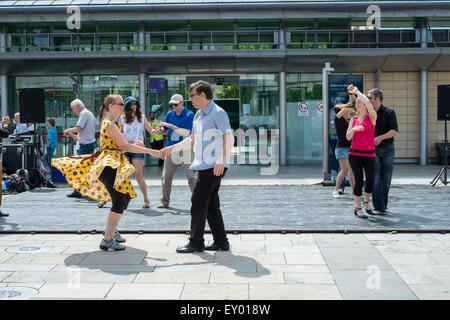 Bristol 18. Juli 2015 riesige Menschenmassen genießen das sonnige Wetter und Festlichkeiten im Bristol Hafen-Festival Credit: Paul Chambers/Alamy Live News Stockfoto