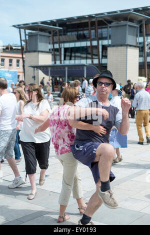 Bristol 18. Juli 2015 riesige Menschenmassen genießen das sonnige Wetter und Festlichkeiten im Bristol Hafen-Festival Credit: Paul Chambers/Alamy Live News Stockfoto