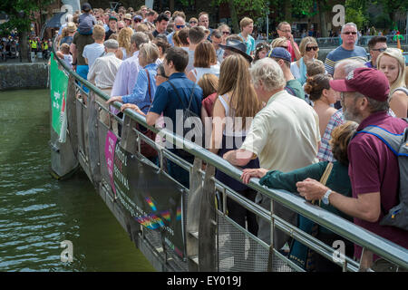 Bristol 18. Juli 2015 riesige Menschenmassen genießen das sonnige Wetter und Festlichkeiten im Bristol Hafen-Festival Credit: Paul Chambers/Alamy Live News Stockfoto