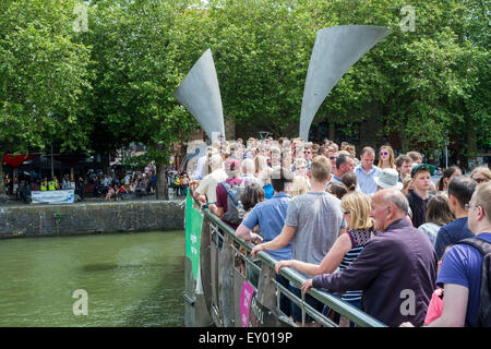 Bristol 18. Juli 2015 riesige Menschenmassen genießen das sonnige Wetter und Festlichkeiten im Bristol Hafen-Festival Credit: Paul Chambers/Alamy Live News Stockfoto