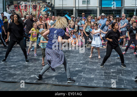 Bristol 18. Juli 2015 riesige Menschenmassen genießen das sonnige Wetter und Festlichkeiten im Bristol Hafen-Festival Credit: Paul Chambers/Alamy Live News Stockfoto