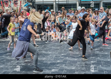 Bristol 18. Juli 2015 riesige Menschenmassen genießen das sonnige Wetter und Festlichkeiten im Bristol Hafen-Festival Credit: Paul Chambers/Alamy Live News Stockfoto