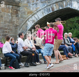 Durham City, Großbritannien. 18. Juli 2015. Britische Band Oompah Messing mischen mit dem Publikum in der Nähe von Durham City Bootshaus. Straßen von Brass Festival. (c) Washington Imaging/Alamy Live-Nachrichten Stockfoto