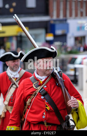 Hoghton, Lancashire, UK. 18. Juli 2015. 2015 sieht der 300-Jahr-Jubiläum der Schlacht von Preston, der letzte auf englischem Boden Schlacht. Marktplatz vor der Harris Museum and Art Gallery sah Reenactment-Gruppen aus diesem Anlass. Dies ist, wo der Jacobite Armee verkündet "James III als König" (im Gegensatz zu den regierenden König George ich). Regierungstruppen holte schließlich mit den Jakobiten Rebellen den Kampf statt entlang der Hauptstraßen der Stadt. Bildnachweis: Paul Melling/Alamy Live-Nachrichten Stockfoto