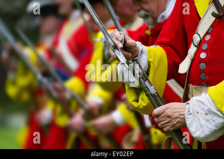 Redcoats und Musketiere in Hoghton, Preston, Lancashire, Großbritannien. Juli 2015. Musketen, Schüsse, Geschütze, Soldaten der englischen Armee, Nachladen in der Schlacht von Preston – der letzten Schlacht auf englischem Boden. In diesem Jahr jährt sich der 300. Jahrestag der letzten Schlacht auf englischem Boden und ein entscheidender Moment beim ersten Jakobitenaufstand. Die Schlacht von Preston (9.–14. November 1715), auch Preston-Kampf genannt, wurde während des Jakobitenaufstands von 1715 ausgetragen (von Anhängern der hannoverschen Regierung oft als erster Jakobitenaufstand oder Rebellion bezeichnet). Stockfoto