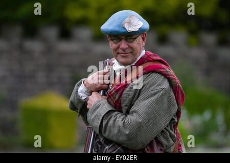 Hoghton, Preston, Lancashire, UK. 18. Juli 2015. Herr Mark Bleay Queen's Royal Regiment Living History Group' und Rebell Scottish Jacobite in der Schlacht von Preston - Die letzte Schlacht auf englischem Boden. In diesem Jahr wird der 300. Jahrestag der letzten Schlacht auf englischem Boden und ein entscheidender Moment in der ersten Jacobite Rising. Der Schlacht von Preston (9. - 14. November 1715), die auch als das Preston Kampf, wurde während der jacobite kämpfte Steigende 1715 (oft als der erste Jacobite Rising, oder Rebellion von Anhängern der Hannoverschen Regierung). Stockfoto