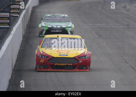 Loudon, New Hampshire, USA. 18. Juli 2015. Sprint-Cup-Serie-Fahrers Joey Logano (22) verläuft entlang der Wand während des Trainings für die 5-Stunden Energie 301 NASCAR Sprint Cup Series-Rennen auf dem New Hampshire Motor Speedway. Eric Canha/CSM/Alamy Live-Nachrichten Stockfoto