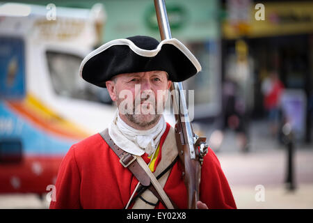 Hoghton, Lancashire, UK. 18. Juli 2015. 2015 sieht der 300-Jahr-Jubiläum der Schlacht von Preston, der letzte auf englischem Boden Schlacht. Marktplatz vor der Harris Museum and Art Gallery sah Reenactment-Gruppen aus diesem Anlass. Dies ist, wo der Jacobite Armee verkündet "James III als König" (im Gegensatz zu den regierenden König George ich). Regierungstruppen holte schließlich mit den Jakobiten Rebellen den Kampf statt entlang der Hauptstraßen der Stadt. Bildnachweis: Paul Melling/Alamy Live-Nachrichten Stockfoto