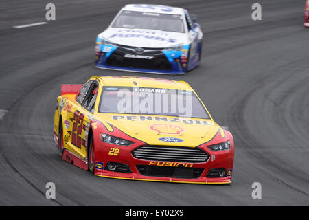Loudon, New Hampshire, USA. 18. Juli 2015. Sprint Cup Series Treiber führt Joey Logano (22) Nextel Cup Fahrer David Regan (55), der wiederum 1 während des Trainings für die 5-Stunden Energie 301 NASCAR Sprint Cup Series-Rennen auf dem New Hampshire Motor Speedway. Eric Canha/CSM/Alamy Live-Nachrichten Stockfoto