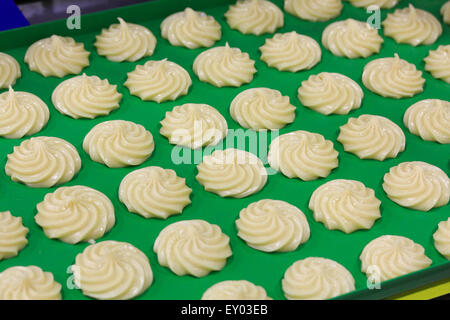 Cookies Entscheidungsprozess. Cookies nach der Umformung auf ein Backblech legen. Stockfoto