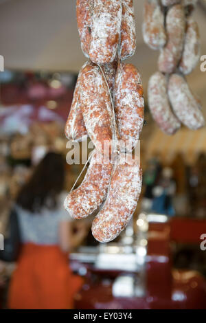 Würstchen in einem italienischen Metzger Reifen hängen. Stockfoto