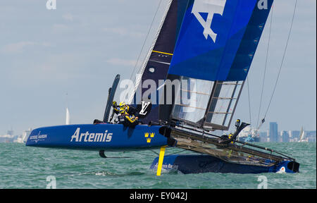 Cowes, Isle Of Wight, UK, Samstag, 18. Juli 2015. Team Artemis vereiteln AC45 Katamaran Praxis in East Solent, auf der Flucht bis zu Louis Vuitton Americas Cup World Series, Portsmouth-Veranstaltung am 23.-26. Juli 2015 stattfinden. Bildnachweis: Sam Kurtul / Alamy Live News Stockfoto