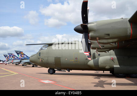 Lockheed C-130 Hercules C5 betrieben von der RAF, mit drei Tornado-Kampfjets im Hintergrund, auf dem Display in der statischen Park auf der RIAT 2015 Fairford, Vereinigtes Königreich. Bildnachweis: Antony Brennnessel/Alamy Live-Nachrichten Stockfoto