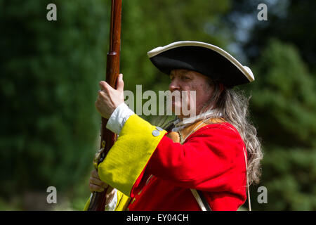 Musketier in Hoghton, Preston, Lancashire, Großbritannien. Juli 2015. The Queen's Royal Regiment Living History Group" in der Schlacht von Preston - der letzten Schlacht auf englischem Boden. In diesem Jahr jährt sich der 300. Jahrestag der letzten Schlacht auf englischem Boden und ein entscheidender Moment beim ersten Aufstieg der Jakobiner. Die Schlacht von Preston (9.-14. November 1715), auch als Preston-Kampf bezeichnet, wurde während des Jakobitenaufstiegs von 1715 (oft als erster Jakobitenaufstand oder Rebellion von Anhängern der Hannoverschen Regierung bezeichnet) ausgetragen. Stockfoto