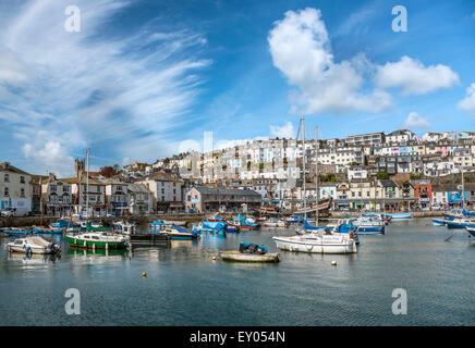 Blick über den Hafen von Brixham, einer kleinen Küstenstadt an der Küste von Torbay, England. Stockfoto