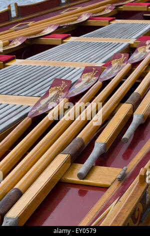 Rudern auf der Gloriana der britischen royal Barge im Auftrag als eine Hommage an Königin Elizabeth II für ihr diamantenes Jubiläum am Henley Stockfoto