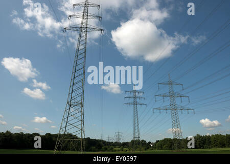 High.Voltage Elektrizität Linien Kreuzung Äckern, Leichlingen, Nordrhein-Westfalen, Deutschland. Stockfoto