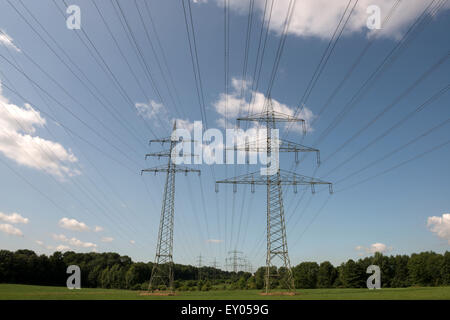 High.Voltage Elektrizität Linien Kreuzung Äckern, Leichlingen, Nordrhein-Westfalen, Deutschland. Stockfoto