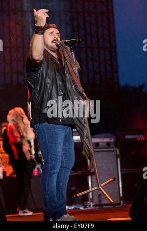 Oshkosh, Wisconsin, USA. 16. Juli 2015. Sänger JOHNNY VAN ZANT von Lynyrd Skynyrd führt live beim Rock USA Music Festival in Oshkosh, Wisconsin © Daniel DeSlover/ZUMA Draht/Alamy Live News Stockfoto