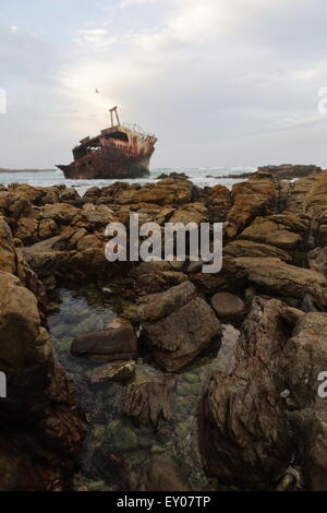 Schiffswrack der Meisho Maru (eine japanische Fischereifahrzeug) vor der südafrikanischen Küste nahe Kap Agulhas, gesehen bei Sonnenaufgang Stockfoto