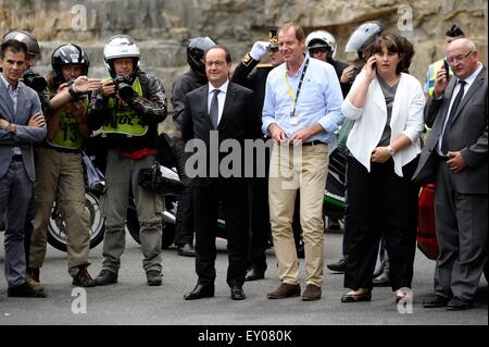 18.07.2015. Rodez nach Mende. Frankreich. Tour de France Radsport Meisterschaft, Stufe 14. Rodez nach Mende. Präsident von Frankreich Francois Hollande blickt die Fahrer mit ASO-Radsport-Direktor Prudhomme Christian Stockfoto