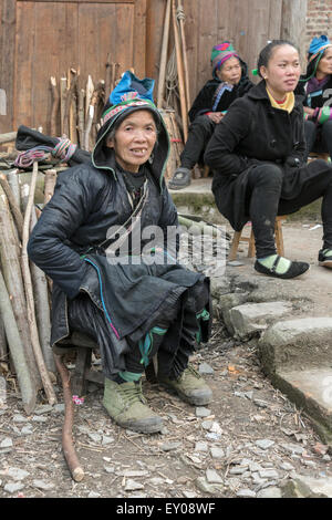 Dong elder in traditioneller Kleidung, Huanggang Dong Dorf, Guizhou Provinz, China Stockfoto