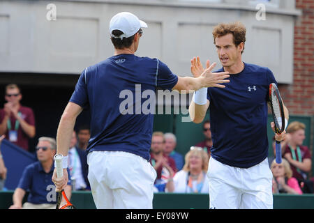 Queens Club, London, UK. 18. Juli 2015. Davis Cup-Viertelfinale. England gegen Frankreich. Doppel-match am zweiten Tag zwischen Jo-Wilfried Tsonga und Nicolas Mahut (Fra) gegen Andy und Jamie Murray (GB) © Action Plus Sport/Alamy Live News Stockfoto