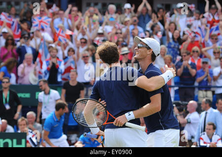 Queens Club, London, UK. 18. Juli 2015. Davis Cup-Viertelfinale. England gegen Frankreich. Doppel-match am zweiten Tag zwischen Jo-Wilfried Tsonga und Nicolas Mahut (Fra) gegen Andy und Jamie Murray (GB) die Murrays feiern ihren Sieg © Action Plus Sport/Alamy Live News Stockfoto