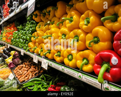 Rote und gelbe Paprika Display, frisch produzieren Abschnitt im Lebensmittelgeschäft, USA Stockfoto