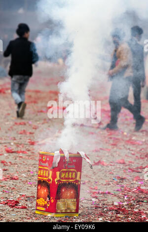 Feuerwerk auf der Hochzeitsfeier, Huanggang Dong Dorf, Guizhou Provinz, China Stockfoto