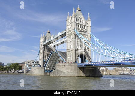 London Bridge öffnet Stockfoto