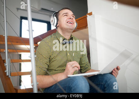 Aufgeregt Hipster Mann Entspannung mit Musik und laptop Stockfoto