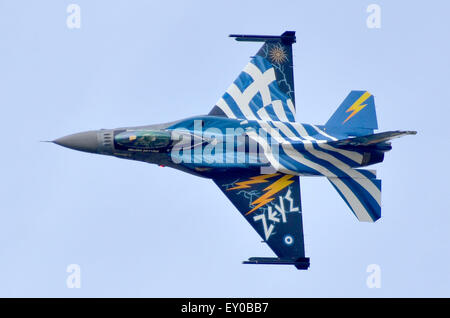 F - 16C Viper betrieben von der Hellenic Air Force anzeigen auf 2015 RIAT Fairford, Vereinigtes Königreich. Bildnachweis: Antony Brennnessel/Alamy Live-Nachrichten Stockfoto