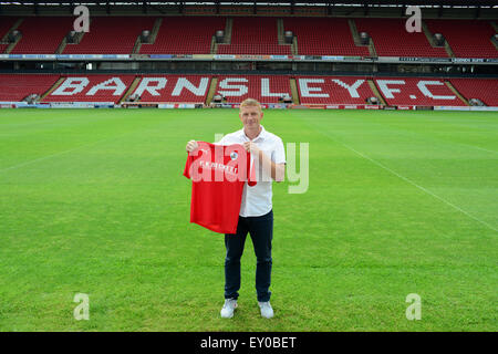 Ex-Barnsley FC Fußballer Bobby Hassell auf den Fußballplatz des FC Barnsley. Bild: Scott Bairstow/Alamy Stockfoto