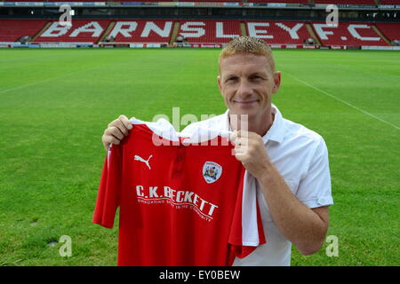 Ex-Barnsley FC Fußballer Bobby Hassell auf den Fußballplatz des FC Barnsley. Bild: Scott Bairstow/Alamy Stockfoto